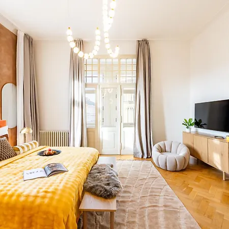Days - Four Bedroom With Workspace And 250mbs Wifi In New Town