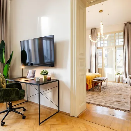 Days - Four Bedroom With Workspace And 250mbs Wifi In New Town Prag