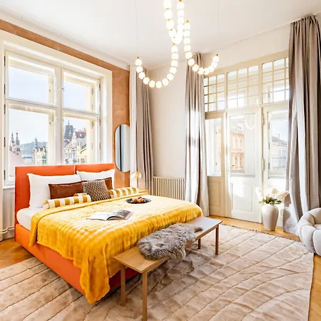 Days - Four Bedroom With Workspace And 250mbs Wifi In New Town براغ