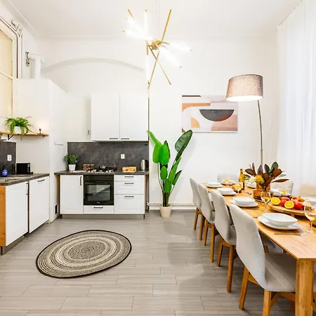 Days - Four Bedroom With Workspace And 250mbs Wifi In New Town * براغ