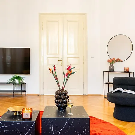 Days - Four Bedroom With Workspace And 250mbs Wifi In New Town شقة براغ
