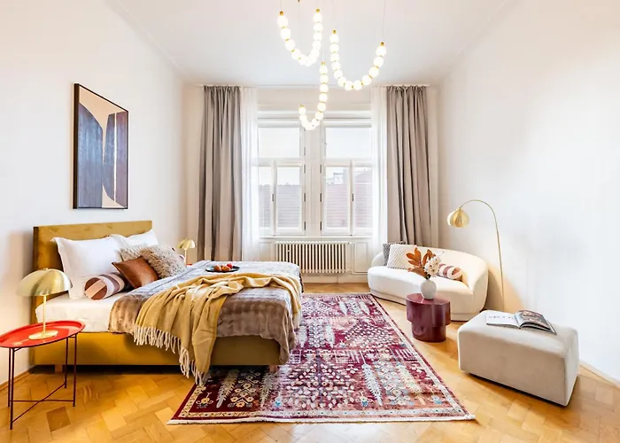 Days - Four Bedroom With Workspace And 250mbs Wifi In New Town
