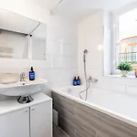 Apartman Days - Four Bedroom With Workspace And 250mbs Wifi In New Town