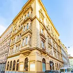 Days - Four Bedroom With Workspace And 250mbs Wifi In New Town Apartman *