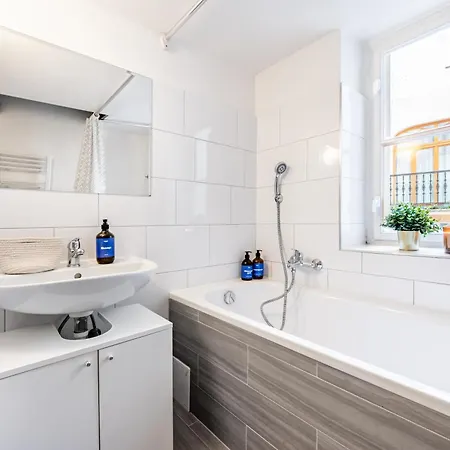 Apartment Days - Four Bedroom With Workspace And 250mbs Wifi In New Town