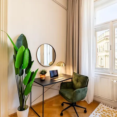 Days - Four Bedroom With Workspace And 250mbs Wifi In New Town Apartment