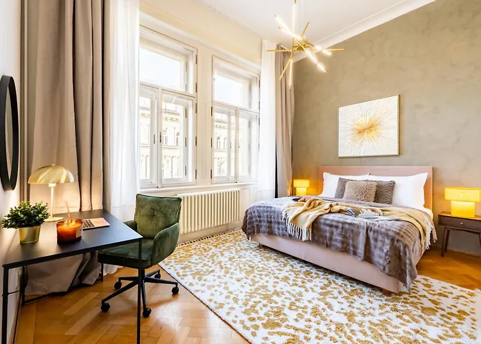 Daire Days - Four Bedroom With Workspace And 250mbs Wifi In New Town Prag