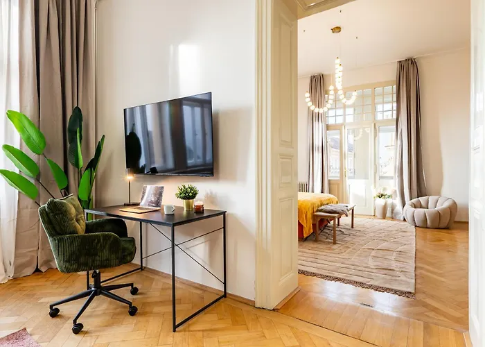 Days - Four Bedroom With Workspace And 250mbs Wifi In New Town Prag