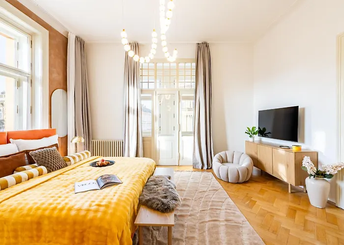 Days - Four Bedroom With Workspace And 250mbs Wifi In New Town