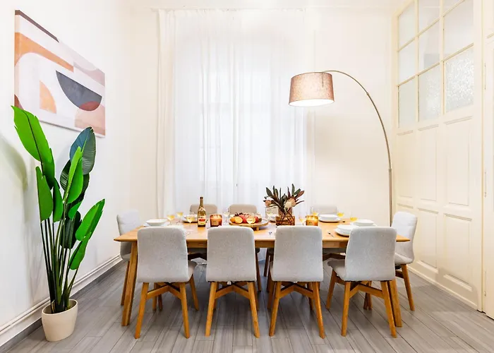 Days - Four Bedroom With Workspace And 250mbs Wifi In New Town Daire Prag