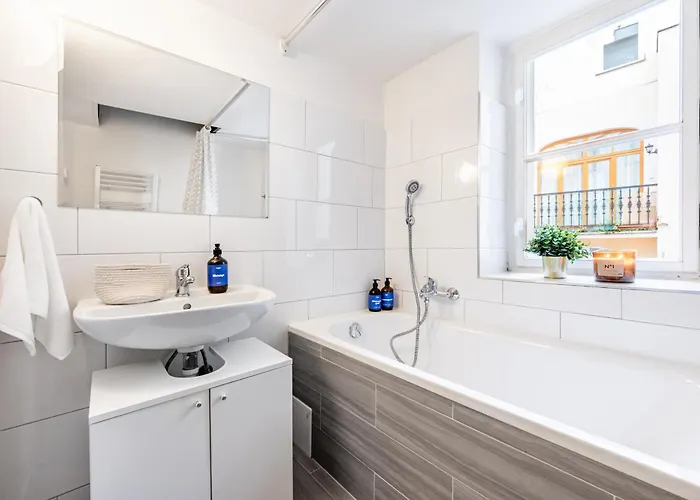 Daire Days - Four Bedroom With Workspace And 250mbs Wifi In New Town