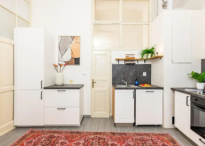Days - Four Bedroom With Workspace And 250mbs Wifi In New Town Daire *