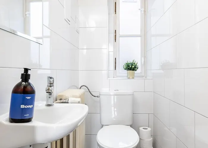 Days - Four Bedroom With Workspace And 250mbs Wifi In New Town Daire Prag
