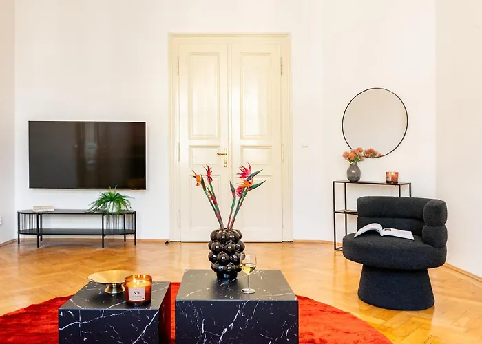 Days - Four Bedroom With Workspace And 250mbs Wifi In New Town Daire Prag